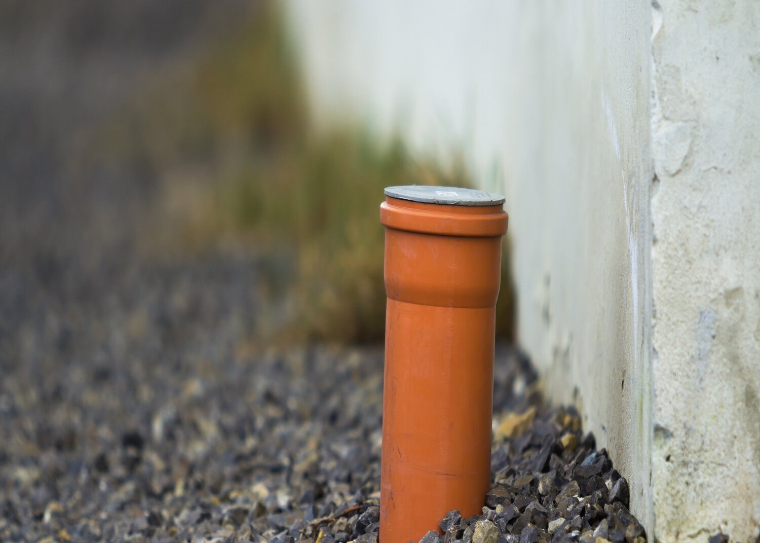 drainage-pipe-in-the-recess-of-the-gutter-pipe-fo-2022-02-23-02-16-40-utc (1) Enskilt avlopp Halmstad